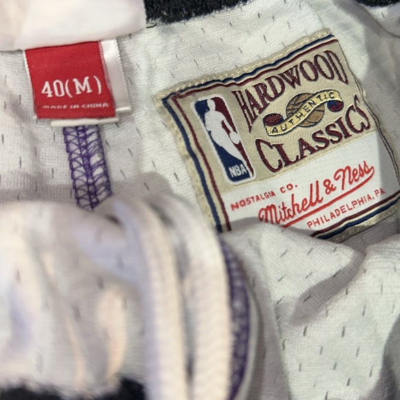 🔥🔥 Mitchell & Ness Toronto Raptors Shorts 🩳 - Picture 7 of 7